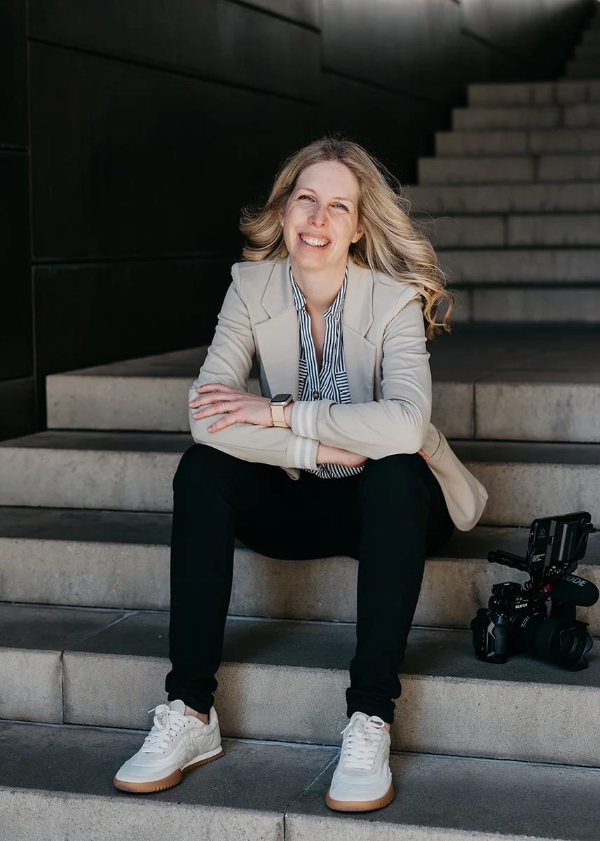 videografin-jenny-mit-kamera